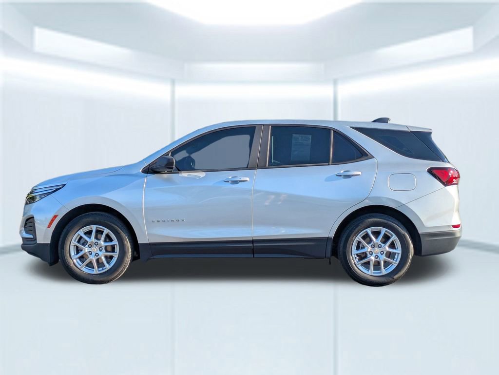2022 Chevrolet Equinox LS photo 2