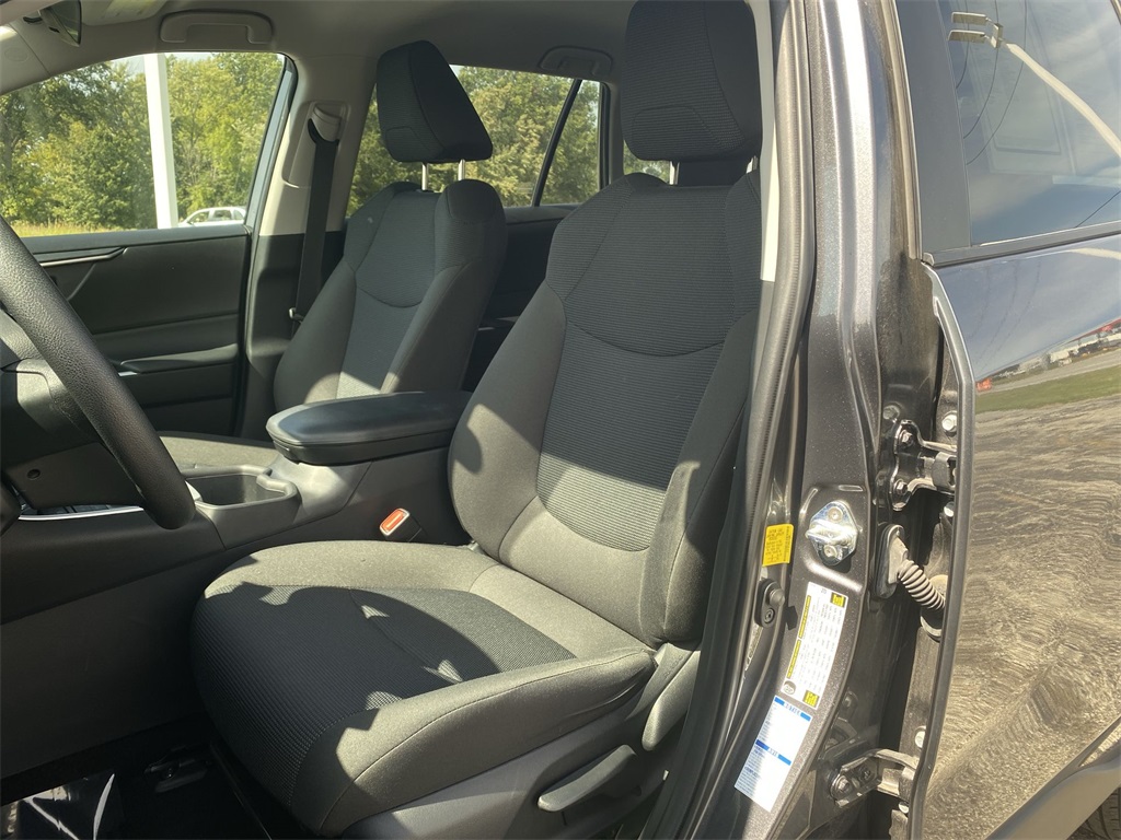 2022 Toyota RAV4 LE photo 12