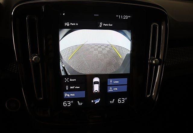 2022 Volvo XC40 R-Design photo 4