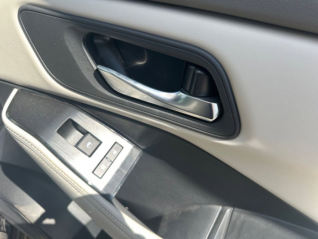 2024 Nissan Rogue SV photo 13