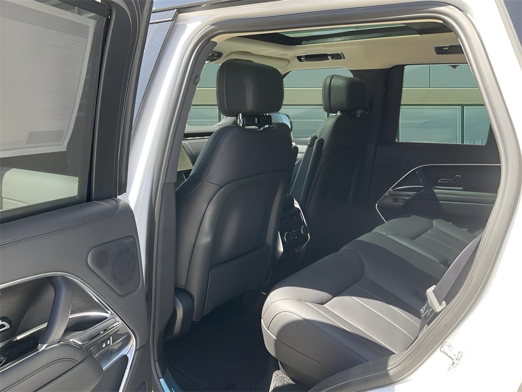 2025 Land Rover Range Rover SE photo 9