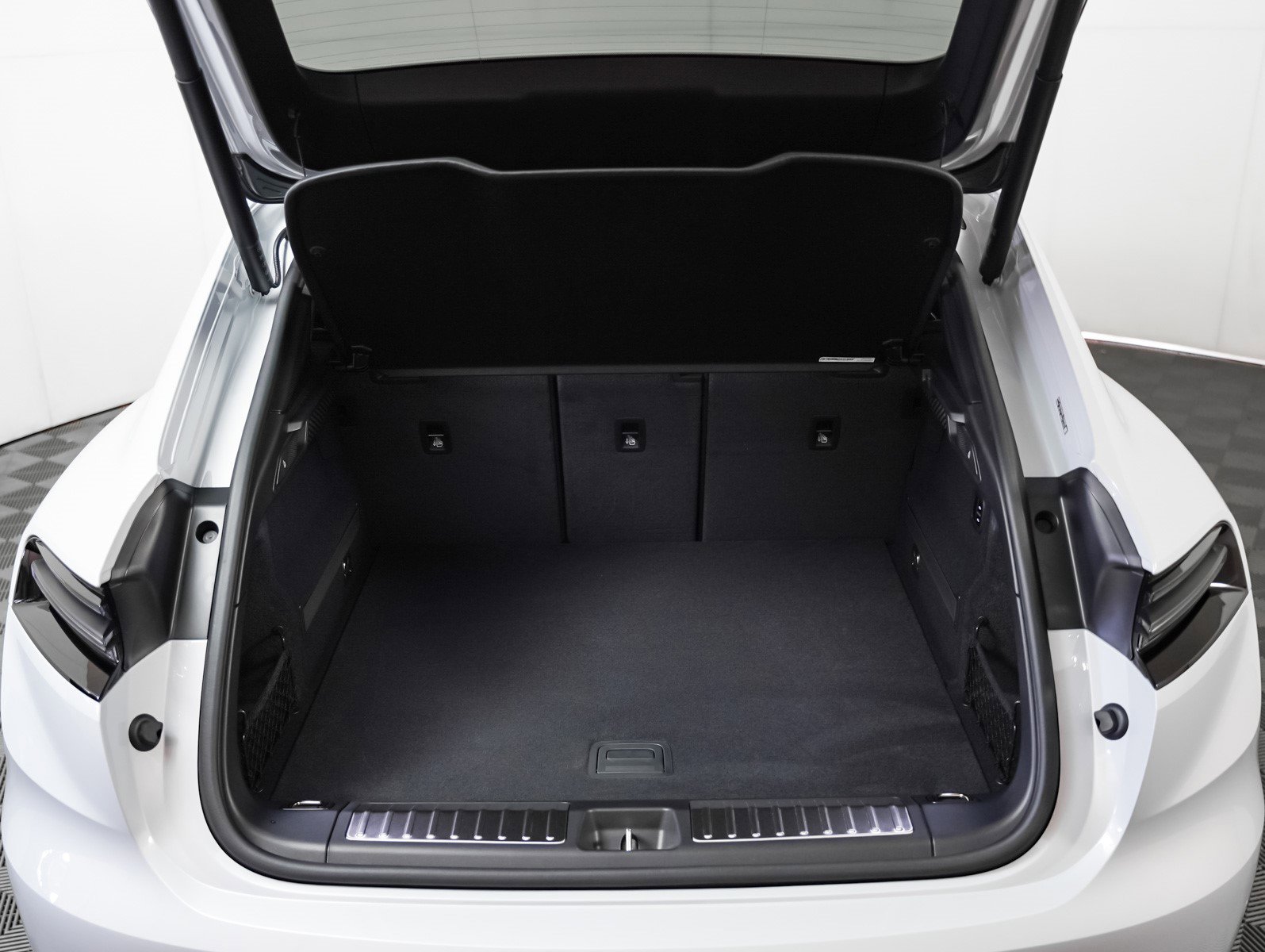 2025 Porsche Macan Electric photo 24