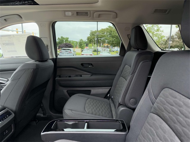2025 Nissan Pathfinder SV photo 8