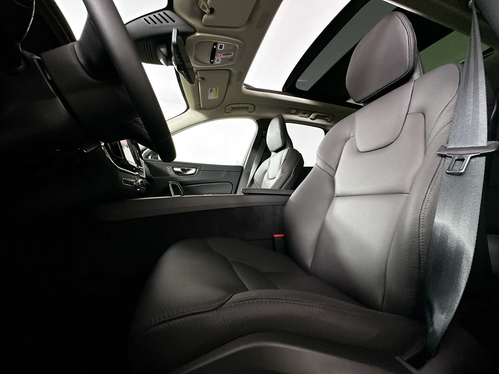 2025 Volvo XC60 T8 Plus photo 18