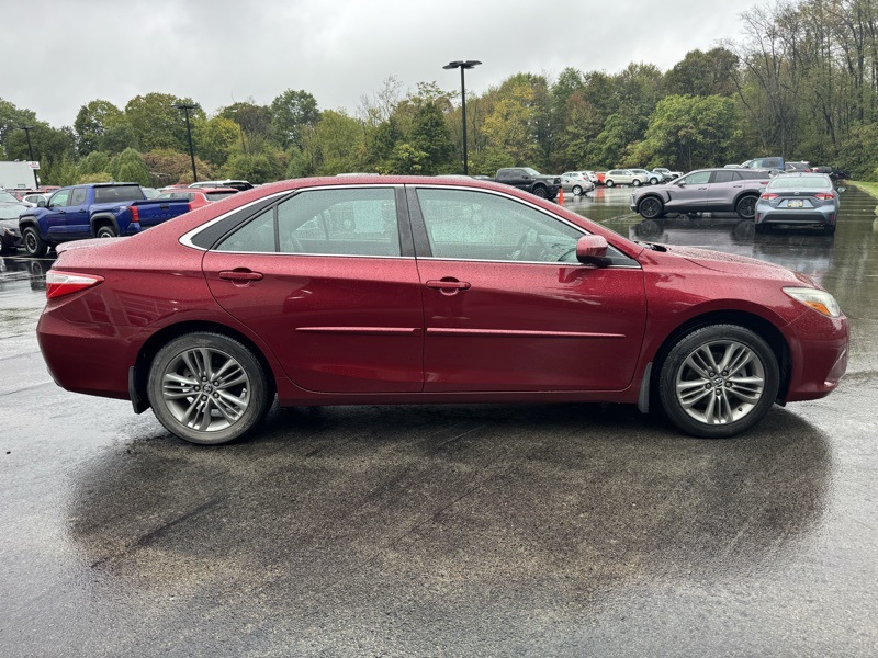 2016 Toyota Camry SE photo 2