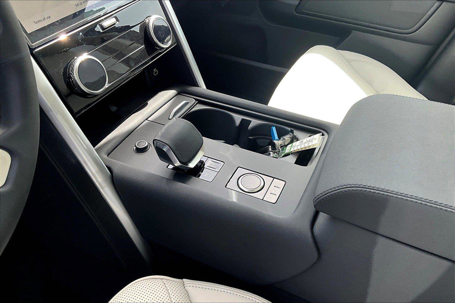 2025 Land Rover Discovery S photo 7