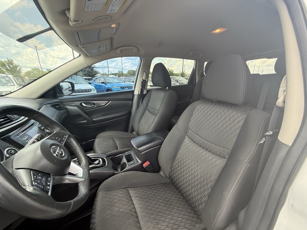 2017 Nissan Rogue SV photo 8