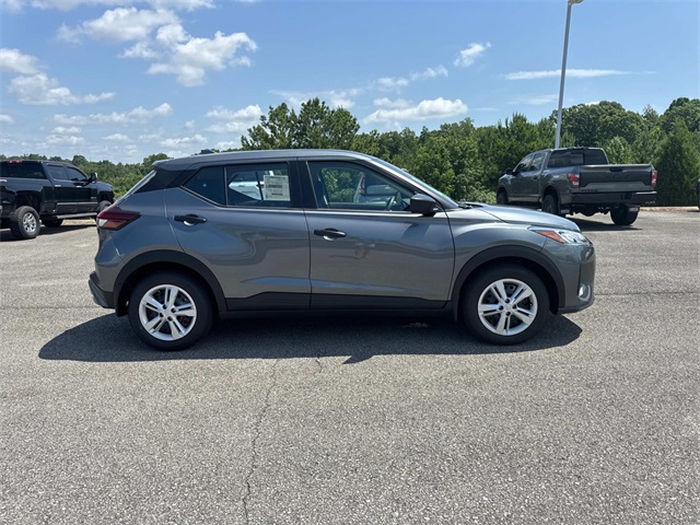 2025 Nissan Kicks Play S photo 2