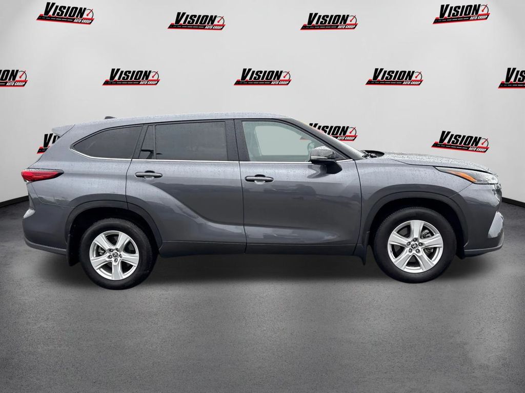 2023 Toyota Highlander L photo 3