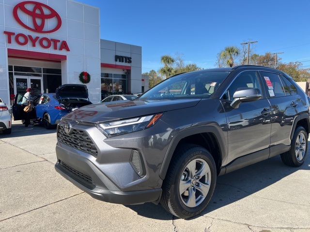 2025 Toyota RAV4 XLE's photo