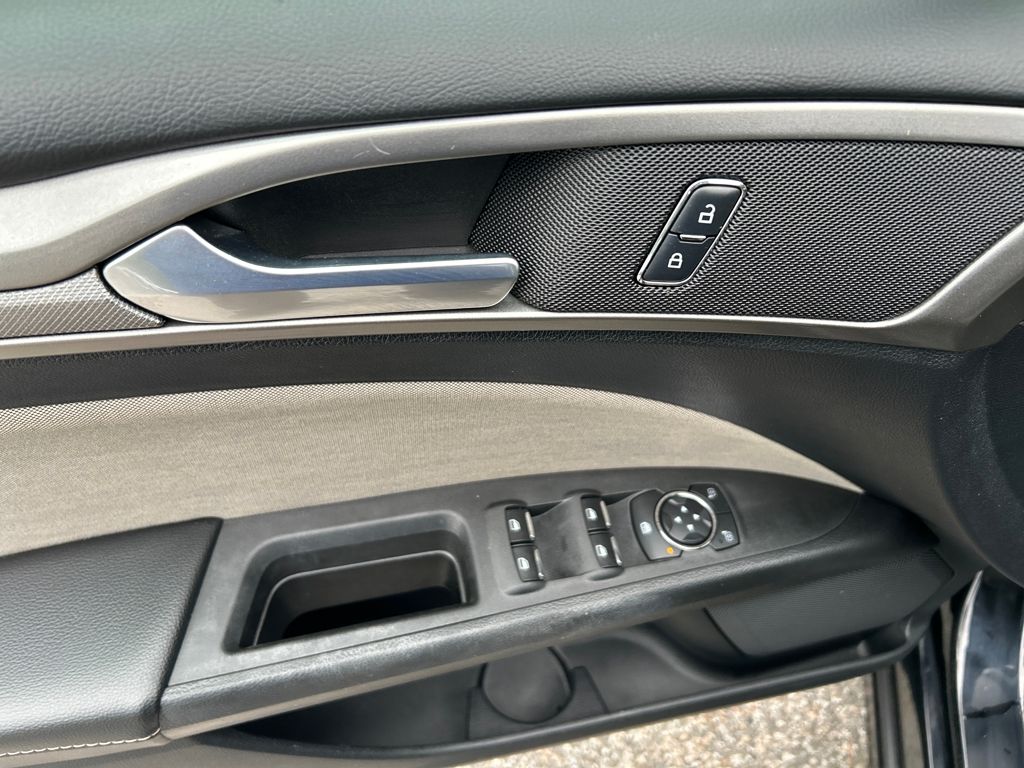 2017 Ford Fusion SE photo 11
