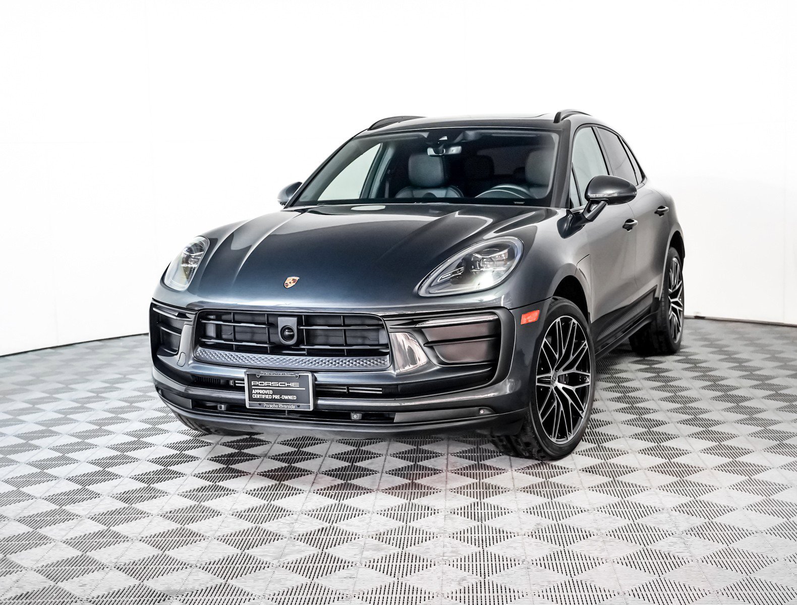 2024 Porsche Macan T's photo