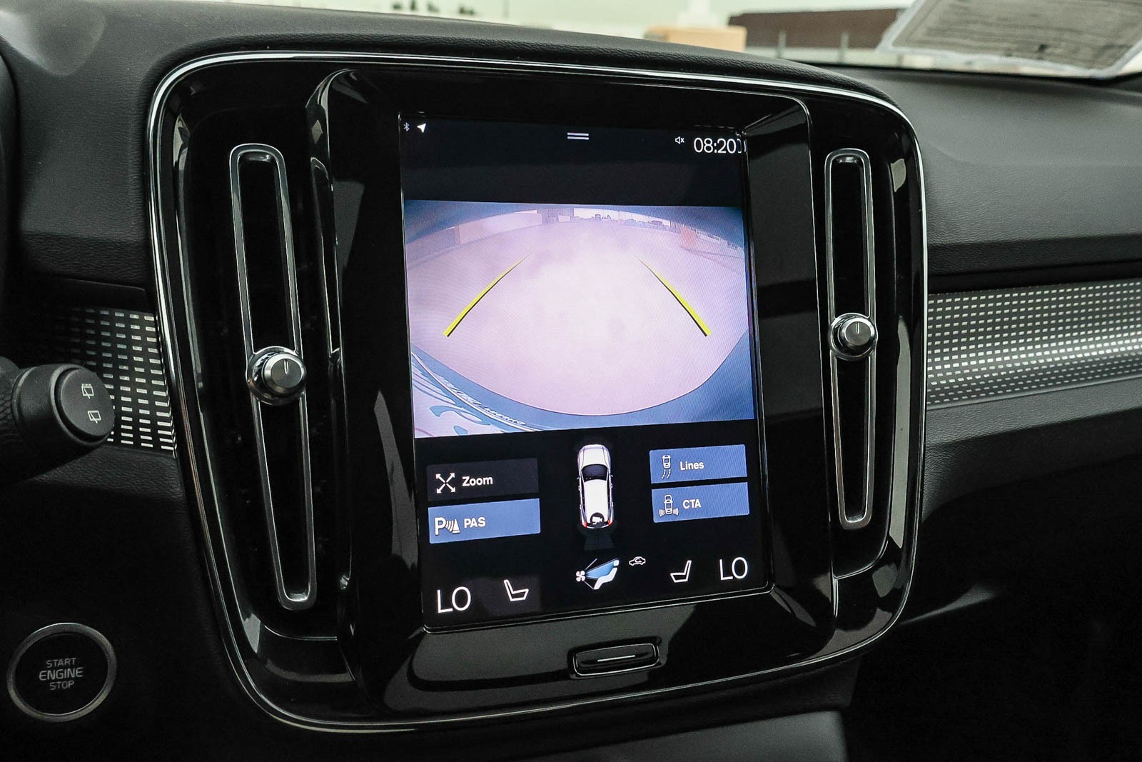2022 Volvo XC40 R-Design photo 24