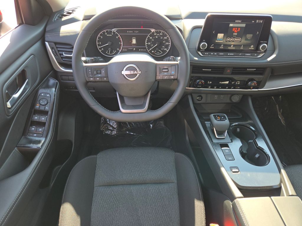 2025 Nissan Rogue SV photo 8