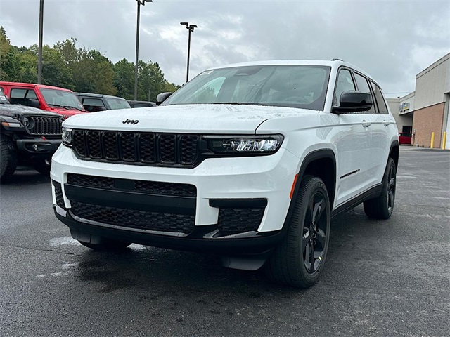 2025 Jeep Grand Cherokee Laredo Altitude photo 2