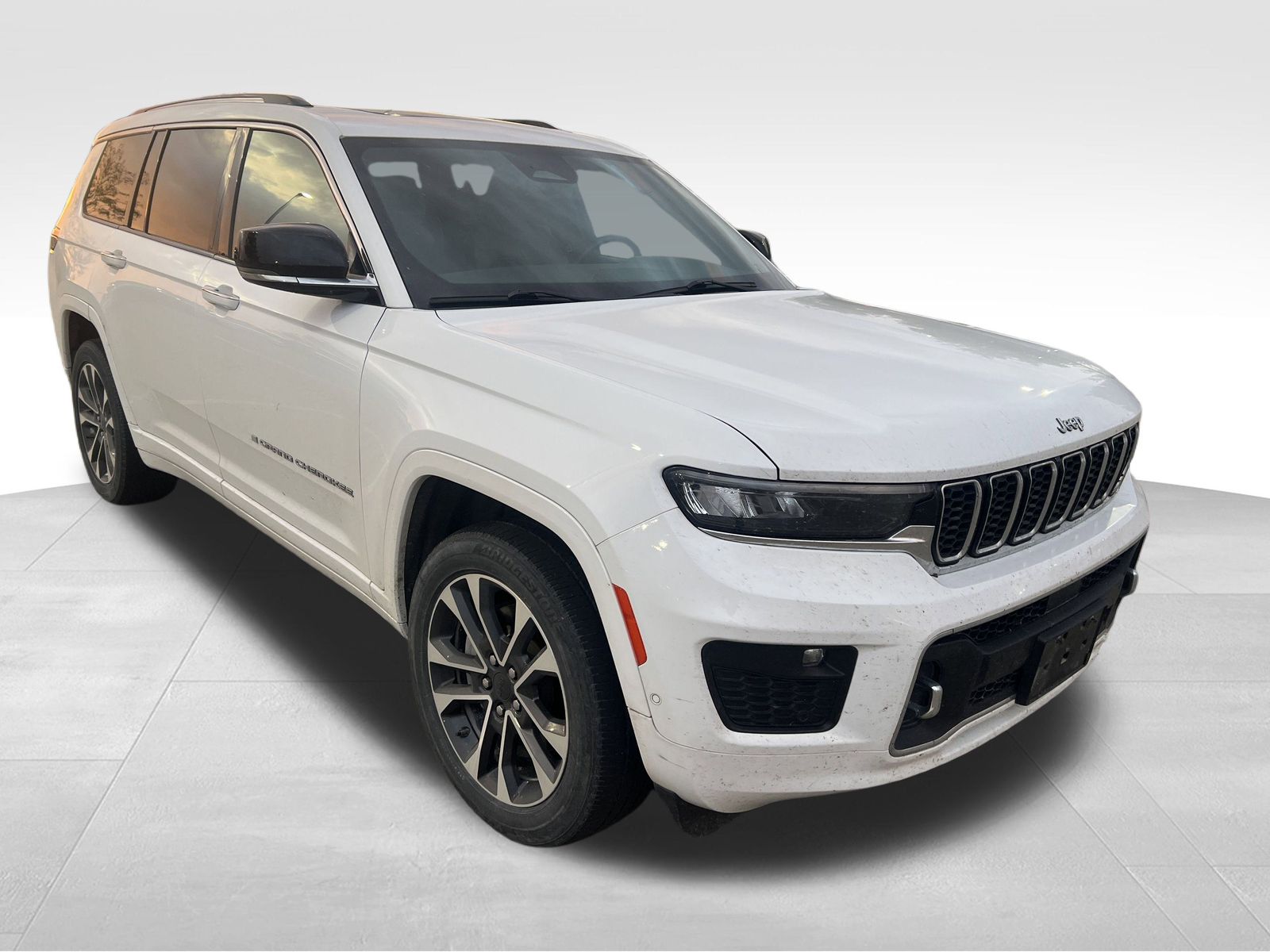 2022 Jeep Grand Cherokee Overland photo 2