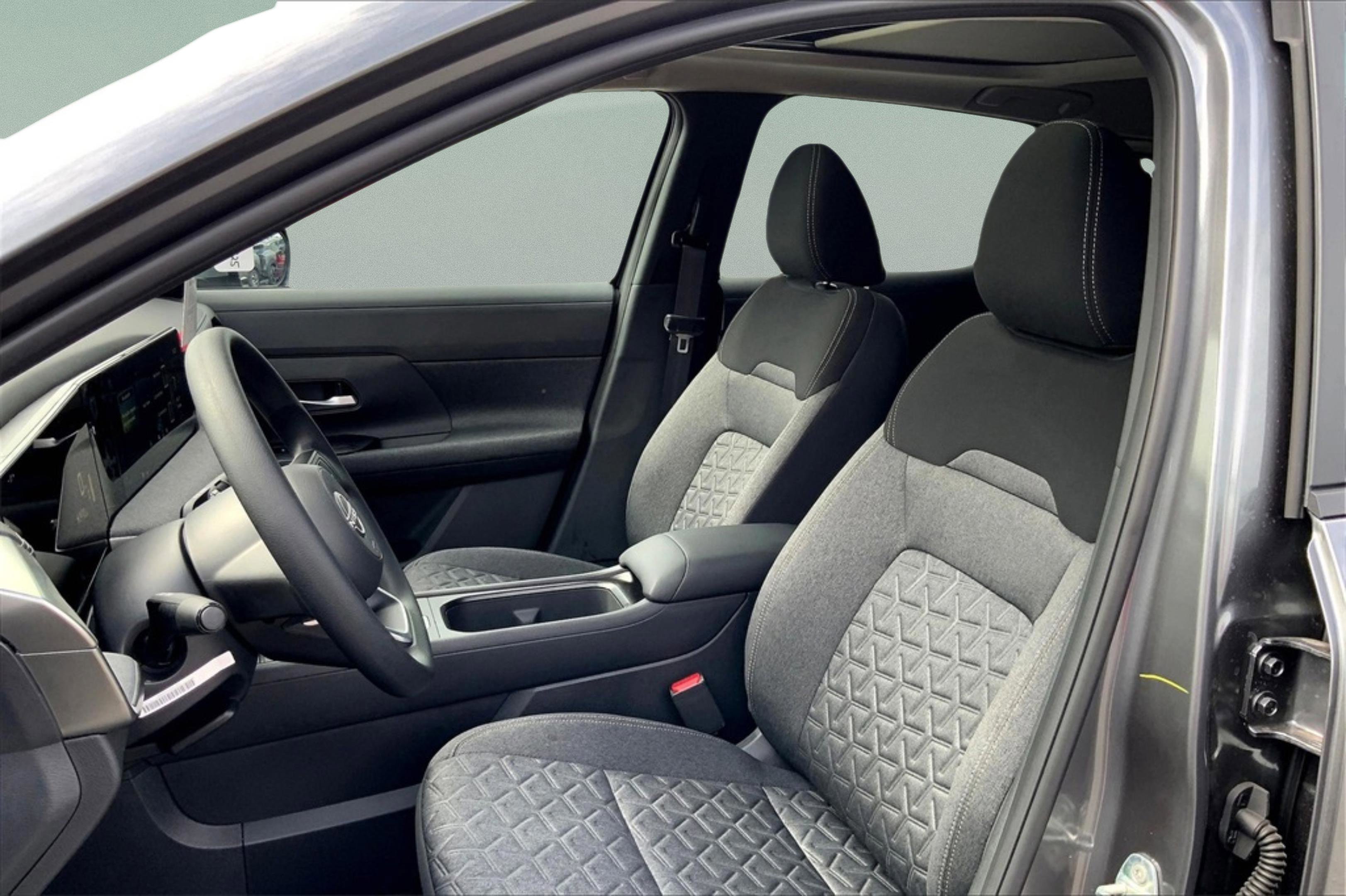 2025 Nissan Kicks SV photo 8