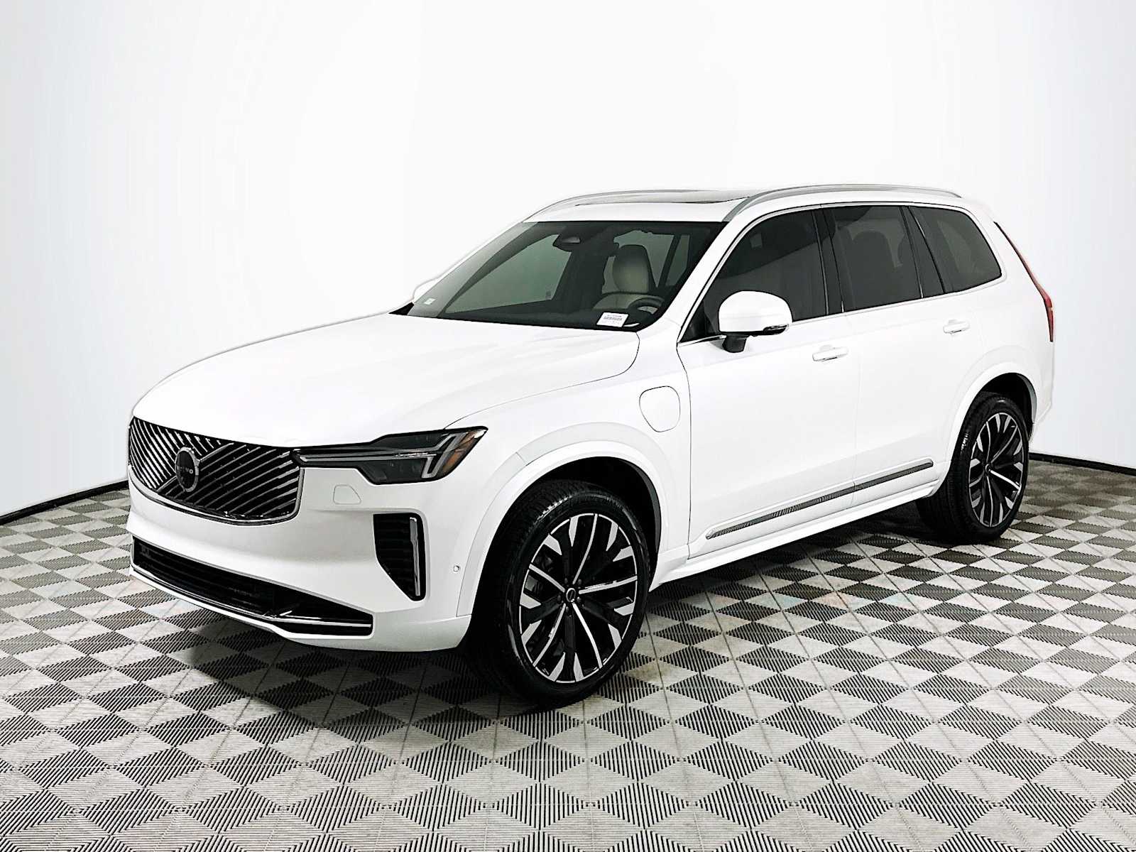 2025 Volvo XC90 T8 AWD Plus photo 3