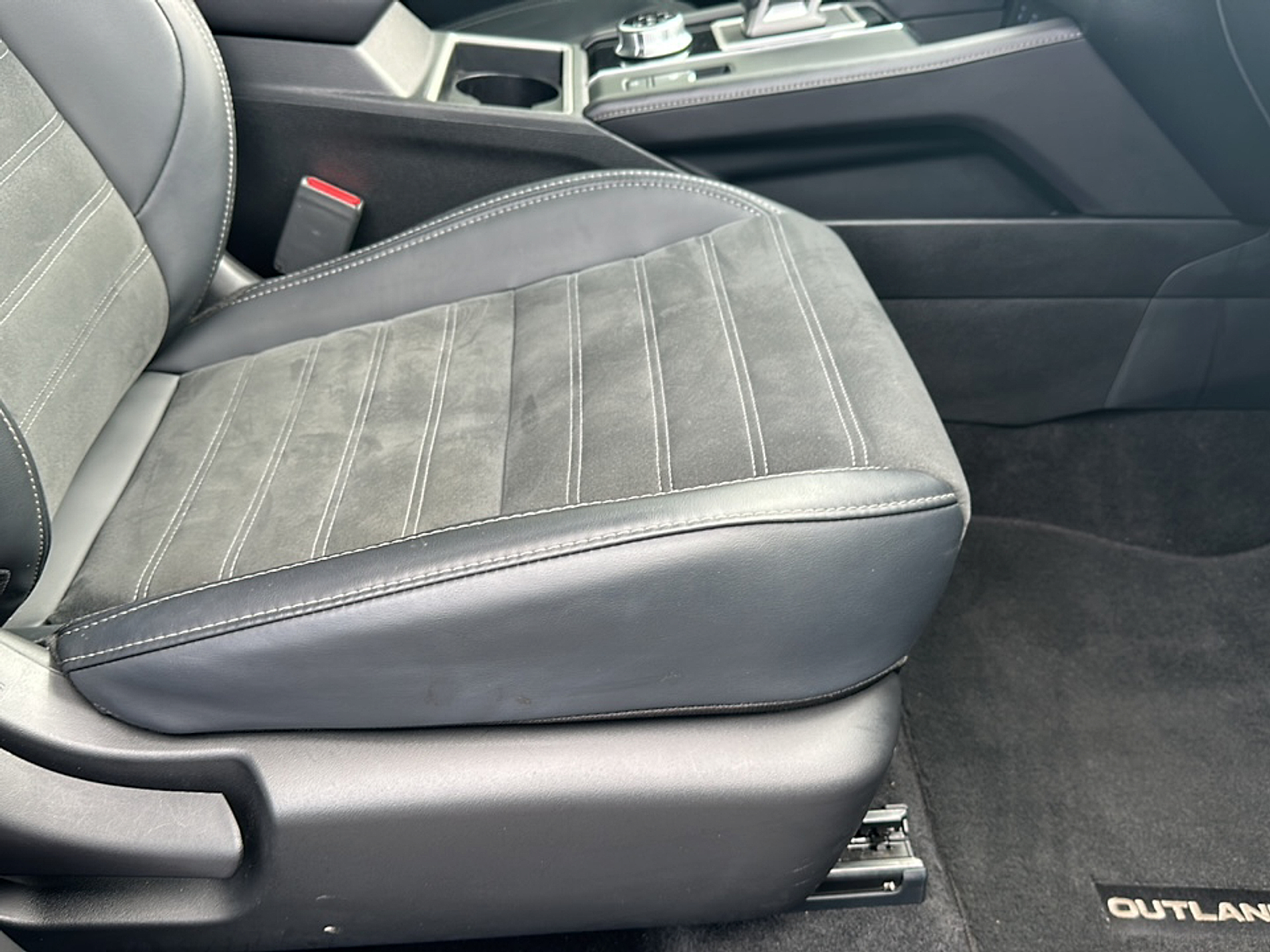 2024 Mitsubishi Outlander SE photo 12