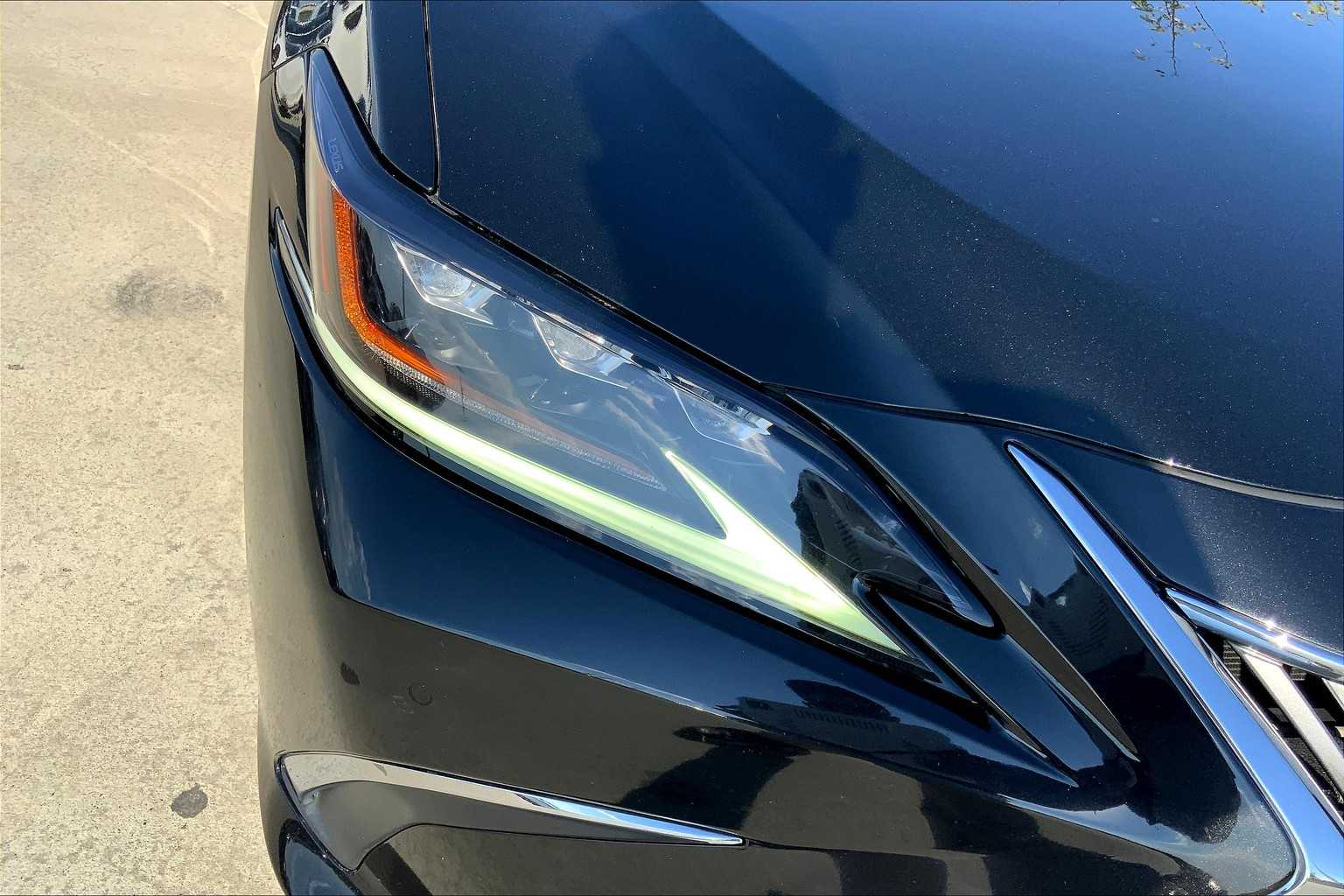 2019 Lexus ES Luxury photo 26