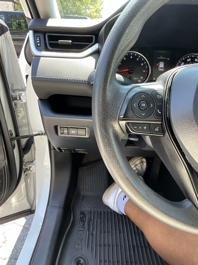 2022 Toyota RAV4 LE photo 12