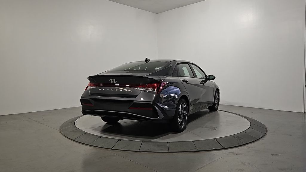 2025 Hyundai Elantra SEL Sport photo 5