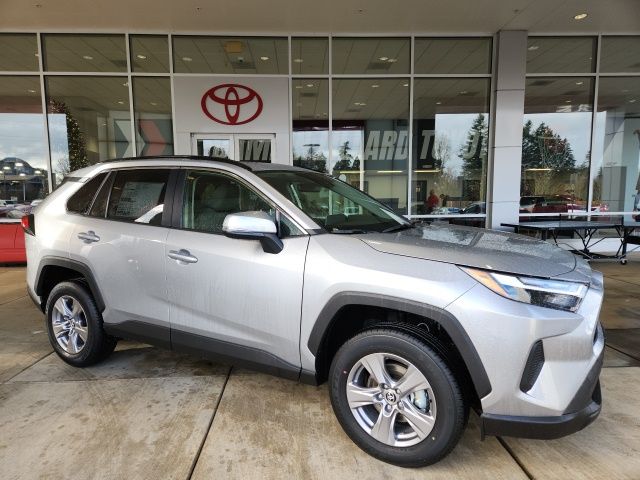 2025 Toyota RAV4 XLE's photo