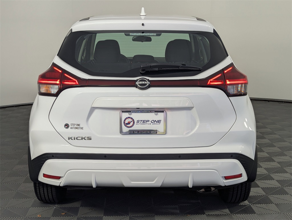 2022 Nissan Kicks S photo 3