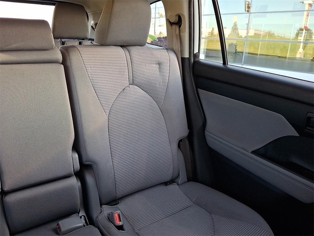 2022 Toyota Highlander Hybrid LE photo 17