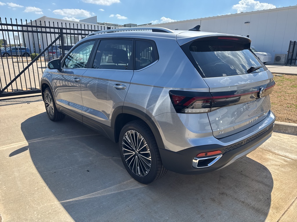 2025 Volkswagen Taos SE photo 2