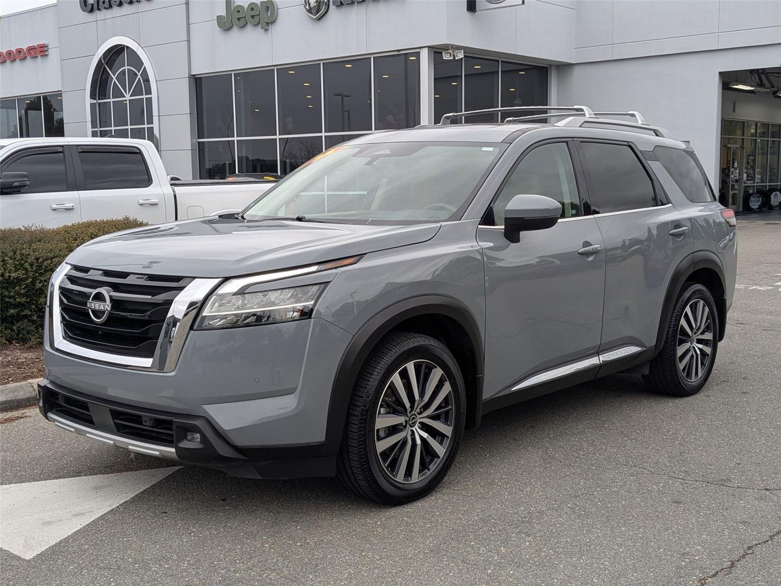 2022 Nissan Pathfinder Platinum's photo