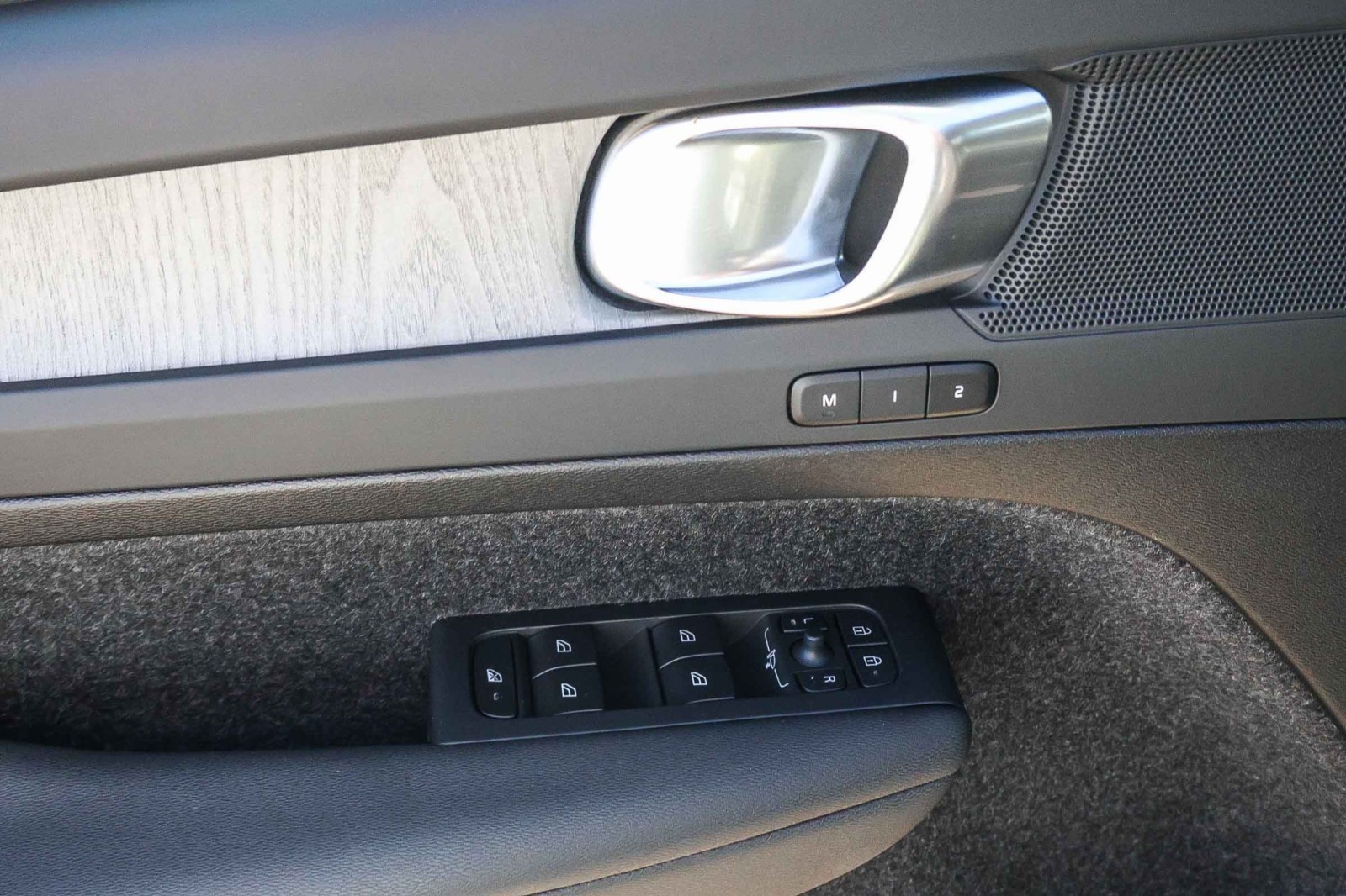 2025 Volvo XC40 Plus photo 17