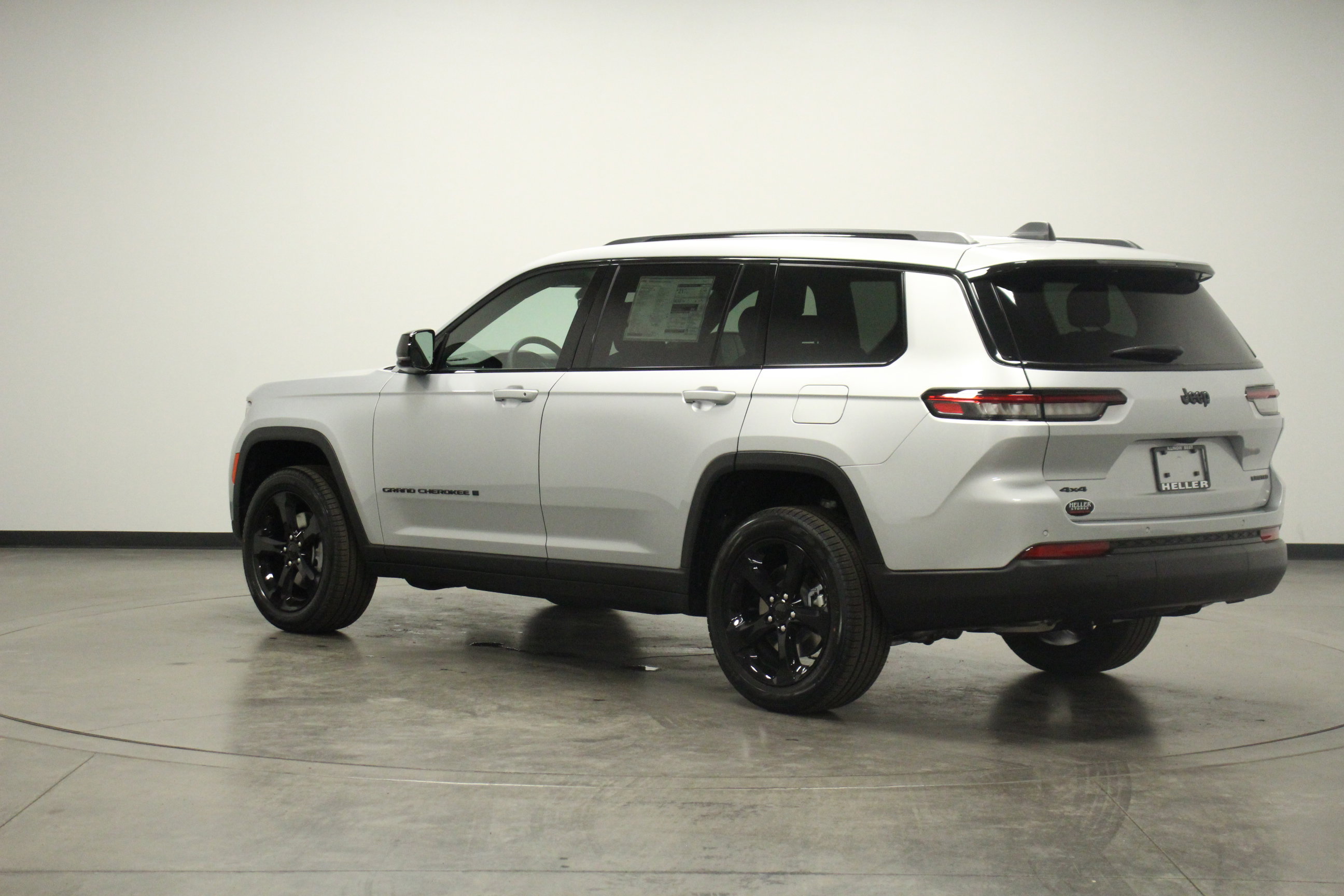 2025 Jeep Grand Cherokee Limited photo 3
