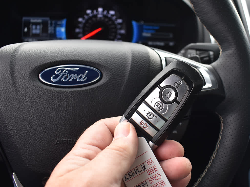 2022 Ford Edge ST photo 11
