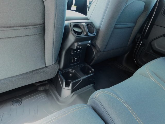 2025 Jeep Wrangler Sahara photo 17