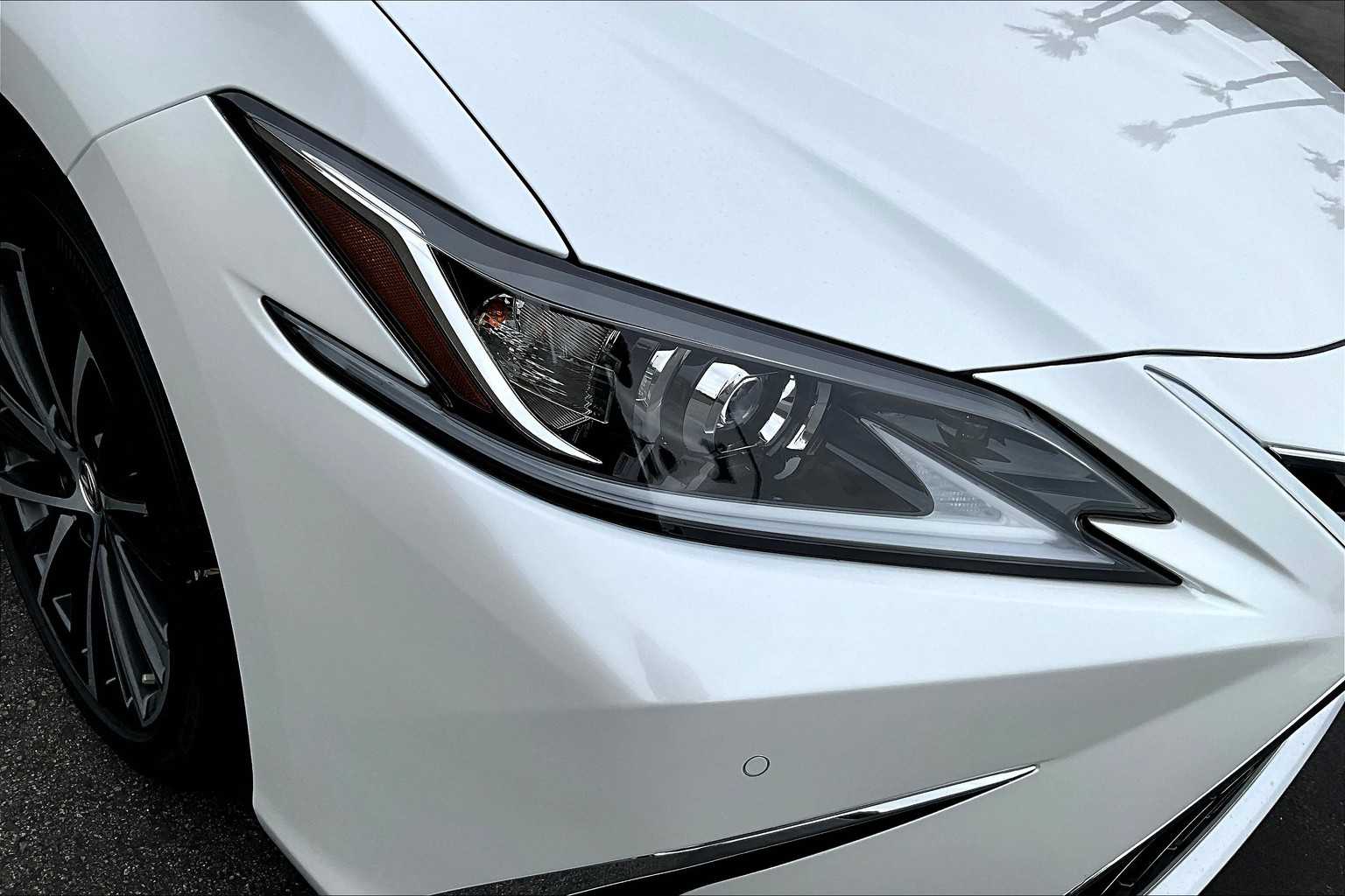 2025 Lexus ES 300h photo 19
