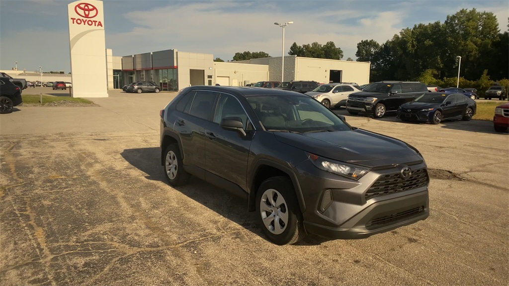 2022 Toyota RAV4 LE photo 2