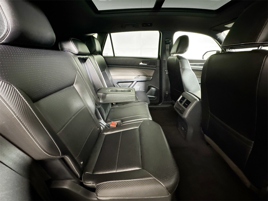 2022 Volkswagen Atlas Cross Sport V6 SEL R-Line photo 7