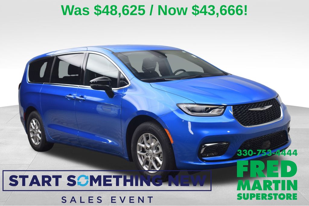 2026 Chrysler Pacifica Select's photo