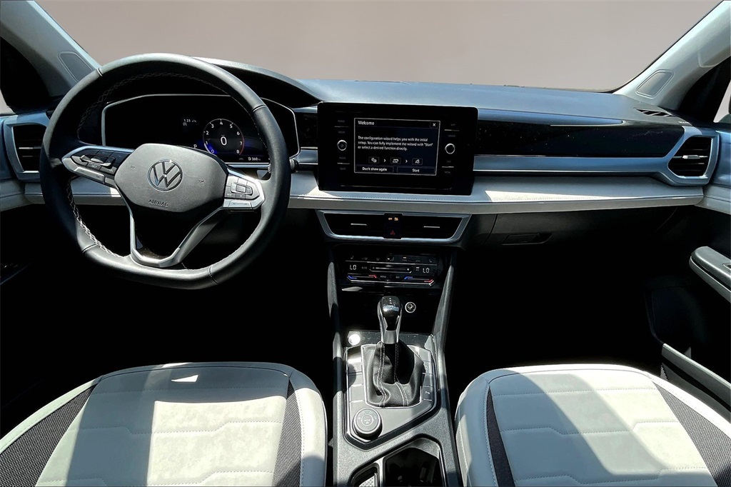 2025 Volkswagen Taos SE photo 4