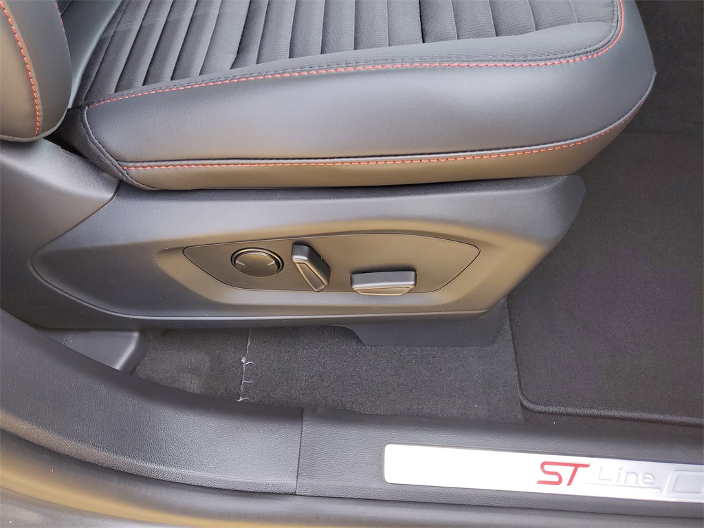 2025 Ford Explorer ST-Line photo 31