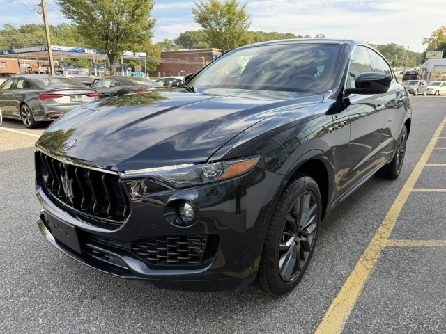 2024 Maserati Levante Modena S photo 3