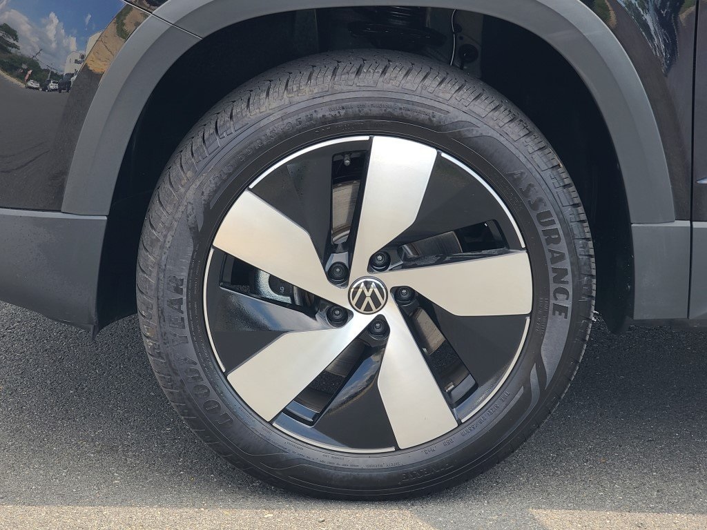 2025 Volkswagen Taos S photo 3