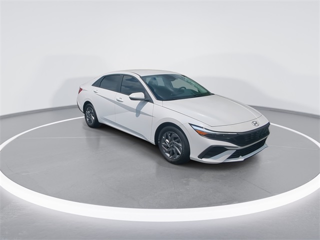 2024 Hyundai Elantra SEL photo 2