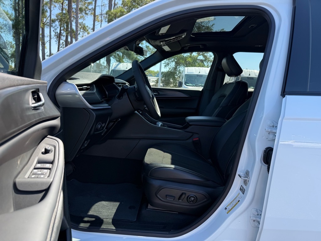 2025 Jeep Grand Cherokee Altitude photo 4