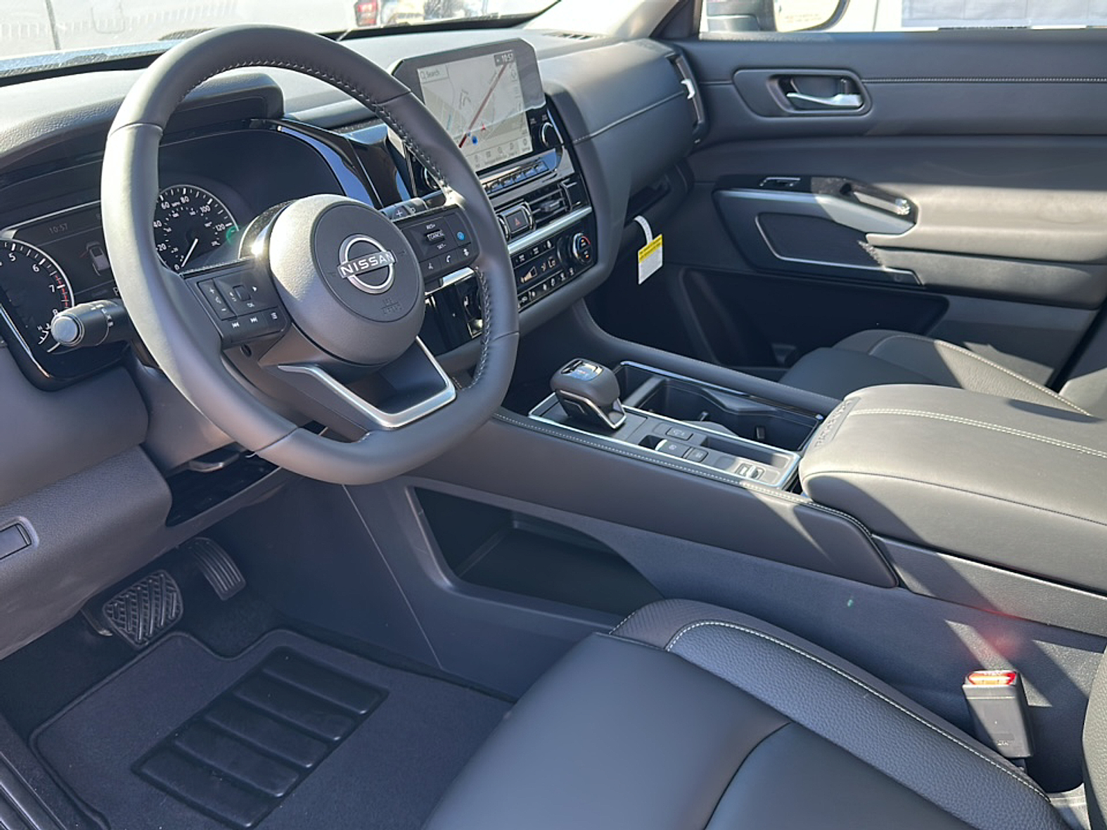 2025 Nissan Pathfinder SL photo 2