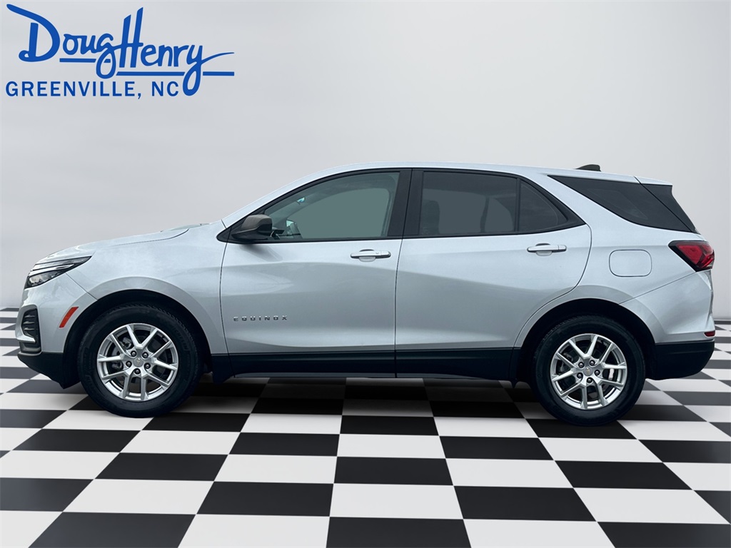 2022 Chevrolet Equinox LS photo 2