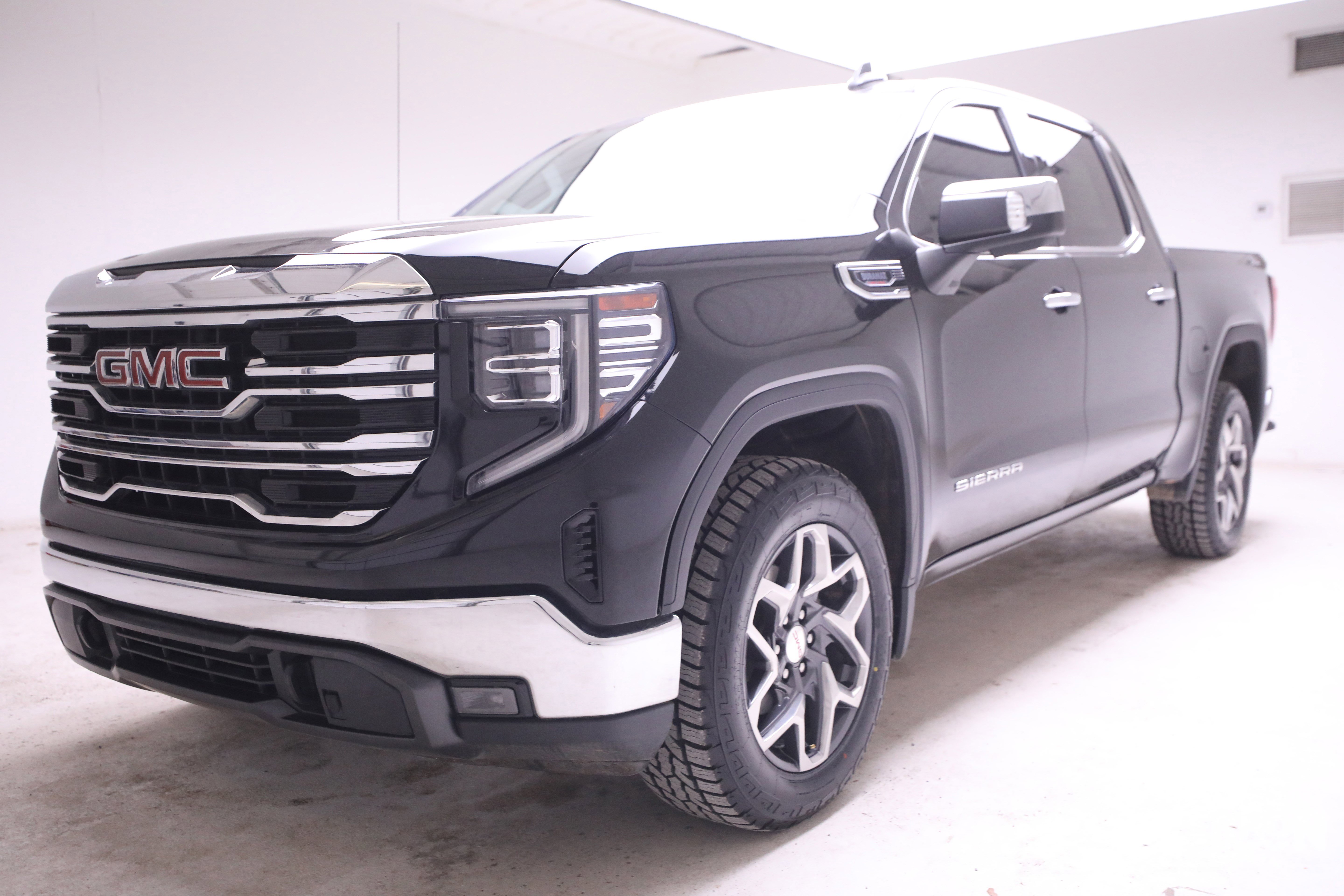 2023 GMC Sierra SLT's photo