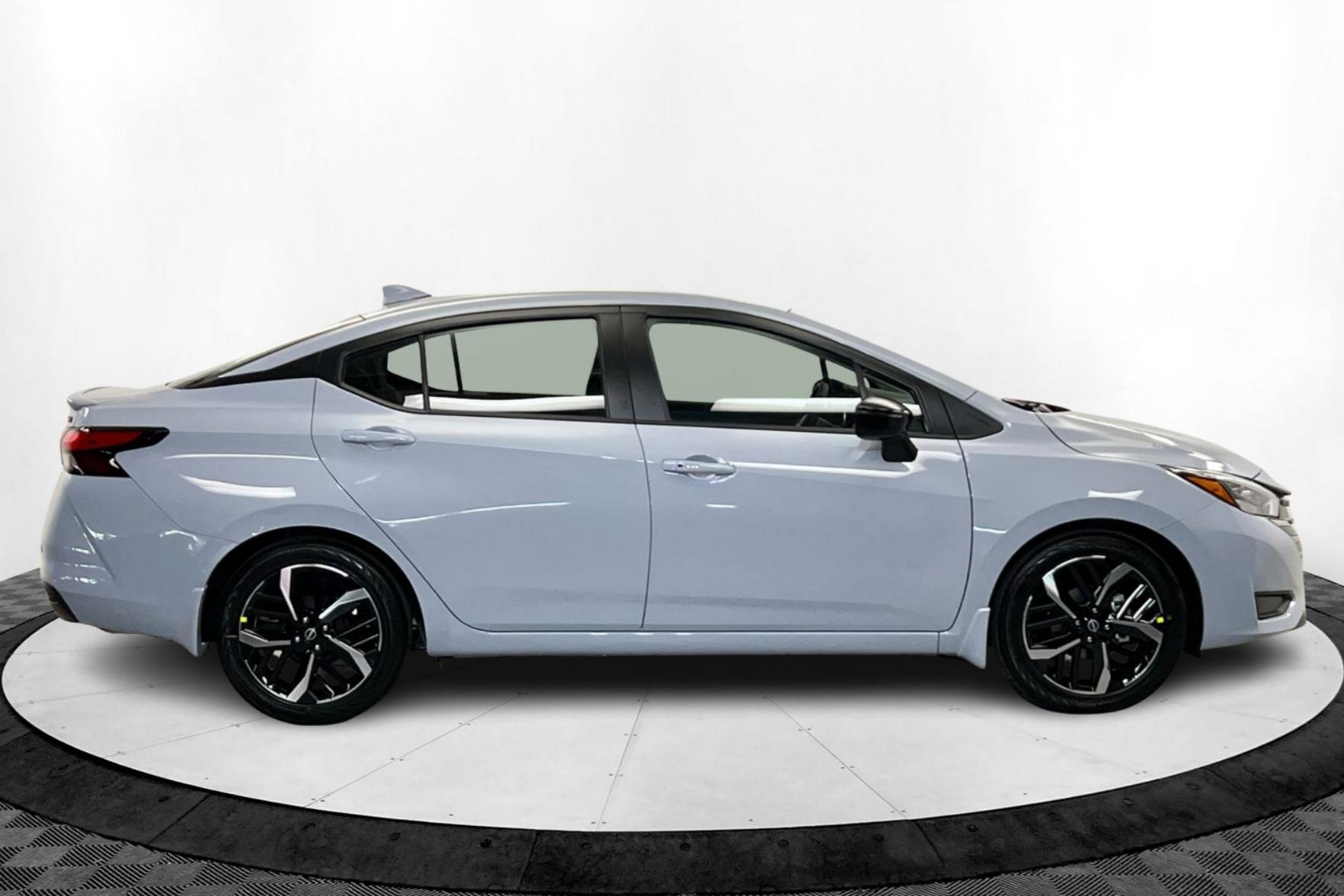2025 Nissan Versa SR photo 5