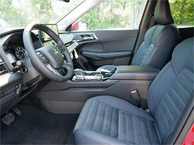 2025 Mitsubishi Outlander SE photo 2